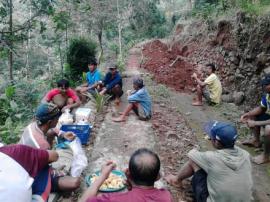 WARGA PADUKUHAN BATUR GOTONG-ROYONG MEMBERSIHKAN TANAH LONGSOR